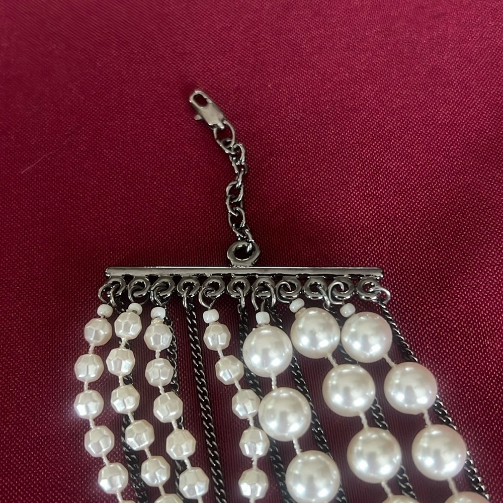 Stunning, necklace, pearls and chains.